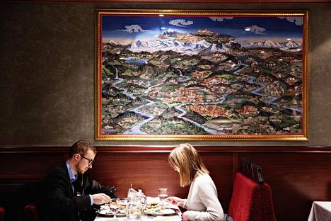 Tämä on hyvin tuttu näky. Himalaya-ravintolan seinällä ruokailijoita ilahduttaa kuva lumihuippuisesta vuoristosta.