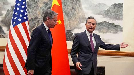 Yhdysvaltain Antony Blinken (vas.) ja Kiinan Wang Yi tapasivat Pekingissä perjantaina.