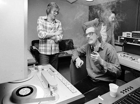 Mikko Alatalo (vas.) äänittämässä Love Recordsin studiolla piippua polttelevan Otto Donnerin johdolla 4. lokakuuta 1974. Takana Jim Bembroke.