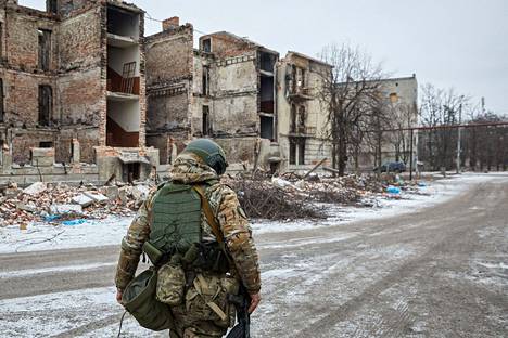 Ukrainalaissotilas tarkkailee tilannetta Donetskin alueella sijaitsevassa asutuskeskuksessa viime viikon sunnuntaina. Saksan valtiollisen ulkomaantiedusteluorganisaation mukaan Ukraina on kärsinyt valtavia menetyksiä strategisesti tärkeän Bahmutin puolustamisessa, ja sen miesmenetykset ovat tällä hetkellä kolminumeroisia päivittäin.