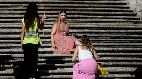 Turisteja uhkaa Roomassa nyt 250 euron sakko, jos he istuvat kuuluisille portaille – poliisi partioi paikalla pillien kanssa
