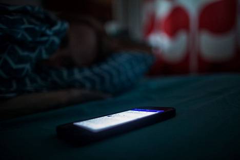 Digitaalisen median käyttö illalla tai yöllä voi viivästyttää nukkumaanmenoaikaa ja vaikuttaa unenlaatuun sekä heikentää päivän aikaista vireystilaa.