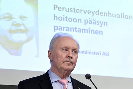 Perhe- ja peruspalveluministeri Aki Lindén (sd) hoitotakuuta käsittelevässä tiedotustilaisuudessa Helsingissä 12. toukokuuta.