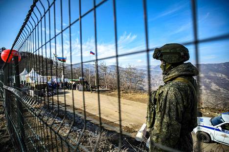 Venäläinen rauhanturvaaja vartioi Vuoristo-Karabahin Lachinin käytävää viime joulukuussa.