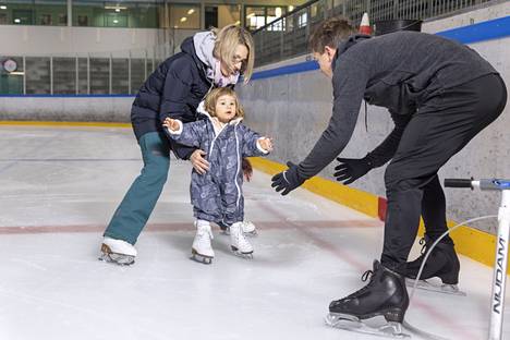 Дочери Виртаненов Лие ещё нет и двух лет. Пару недель назад она научилась кататься на коньках без поддержки. “Сначала Лия находилась на льду пять минут. Теперь её невозможно вытащить с катка”, рассказывает отец. Фото: Петри Бломквист