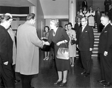 Sylvi-Kyllikki Kilpi toimi Suomi-Neuvostoliitto Seuran (SNS) puheenjohtajana ja tapasi naapurimaan johtoa sekä Suomessa että Neuvostoliiton-vierailullaan. Vuonna 1961 Neuvostoliiton presidentti Leonid Brezhnev vieraili SNS:n järjestämässä ystävyysjuhlassa, jossa Sylvi-Kyllikki toivotti hänet tervetulleeksi. 