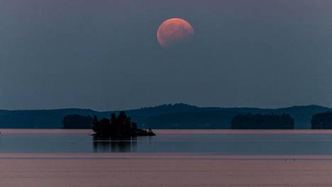 Ensi yönä nähdään osittainen kuun­pimennys: Kuu punertaa lähes koko Suomessa, kunhan taivas ei ole liian pilvinen