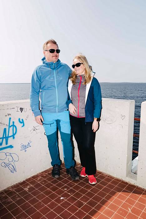Johanna ja Markku Rytivaara valitsivat sunnuntailenkilleen tuulenpitävää ja liikunnallista vaatetta.