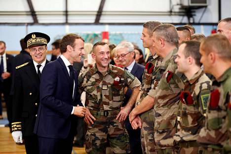 Ranskan presidentti Emmanuel Macron tervehti tulvapelastustehtäviin osallistuneita ranskalaissotilaita Villalierissa lokakuussa.