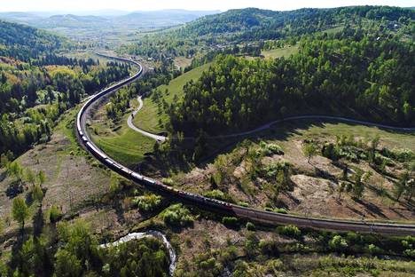 Juna kulki kesäkuussa Siperian radalla Venäjällä lähellä Krasnojarskia.