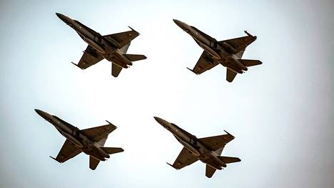 Ilmavoimien Hornetit tekevät sään salliessa ylilennon lippujuhlapäivänä. 