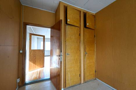 In 1950, miller Ernst Söderling's son Erik and his family moved upstairs.  Two rooms and a toilet were built in the cold attic.  The closets still have 50's plywood flat doors. 