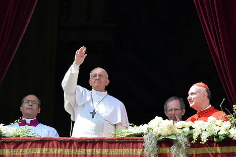 Paavi tervehti Pietarinaukiolle saapuneita kuulijoitaan.