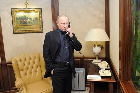 Venäjän presidentti Vladimir Putin puhui lankapuhelimeen Moskovassa 2012.