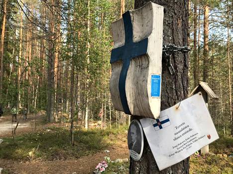 Sandarmohin joukkohaudan muistomerkkejä suomalaisille Stalinin vainojen uhreille Venäjän Karjalassa.
