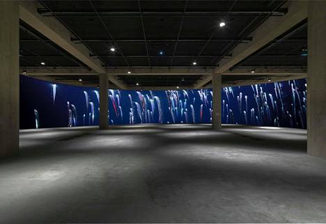 Emilija Škarnulytė: Eternal Return -installaatio Tate Modern -taidemuseon South Tankissa. (2021)