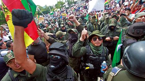 Bolivian asevoimat kehottaa presidentti Moralesia eroamaan