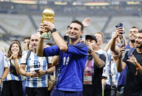 Argentiinan jalkapallomaajoukkueen maailmanmestariksi joulukuussa luotsannut Lionel Scaloni jatkaa tehtävässään vuoteen 2026 saakka.