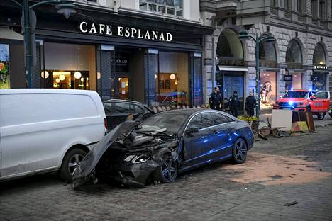 Alustavien tietojen mukaan Pohjoisesplanadia ajanut auto törmäsi useaan muuhun autoon.