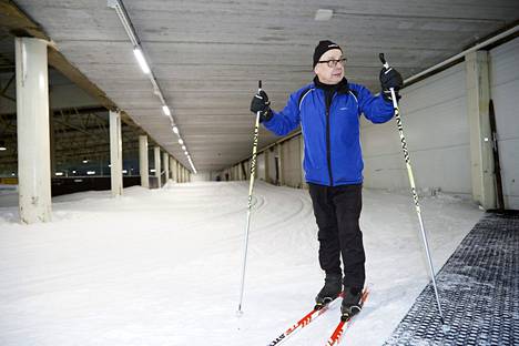 Timo Hirvi  kertoo hiihtävänsä tunnin tai jopa puolitoista kerrallaan hiihtohallissa.