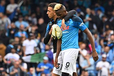 Napolin Victor Osimhen (edessä) oli pettynyt mies joukkueensa jäätyä 1–1-tasapeliin. Karim Zedadka lohdutti tasoitusmaalissa harhautettua joukkuekaveriaan.