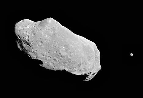Kuvan asteroidi ei ole sama, joka on ensi viikolla ohittamassa maan. Kyseessä on Galileo-luotaimen vuonna 1993 kuvaama, läpimitaltaan 56-kilometrinen asteroidi Ida.