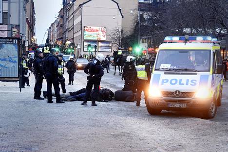 Pohjoismaisen vastarintaliikkeen jäseniä kiinniotettuina Tukholmassa tammikuussa 2016.