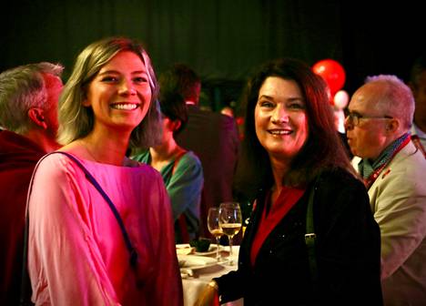 Ulkoministeri Ann Linde ja Lisa Nåbo sosiaalidemokraattien vaalivalvojaisissa. 