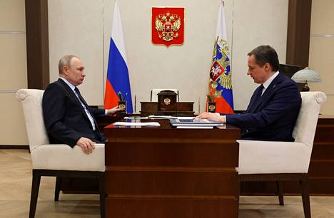 Belgorodin kurvernööri Vjatšeslav Gladkov (oikealla) ja presidentti Putin tapasivat tammikuussa Moskovassa. Sputnikin välittämä valokuva tapaamisesta. 