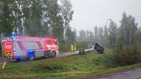 Auto suistui sunnuntaina iltapäivällä tieltä Kehä I:n rampissa Lahdenväylän liittymässä. Huono ajokeli on johtanut päivän aikana useisiin onnettomuuksiin.