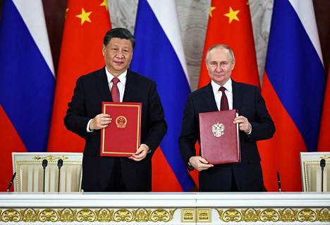 Xi Jinping ja Vladimir Putin esittelivät allekirjoittamiaan sopimusasiakirjoja Kremlissä tiistaina.