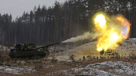 Ukrainan panssarivaunu ampui kohti Venäjän asemia Kreminnan liepeillä Luhanskin alueella 12. tammikuuta.