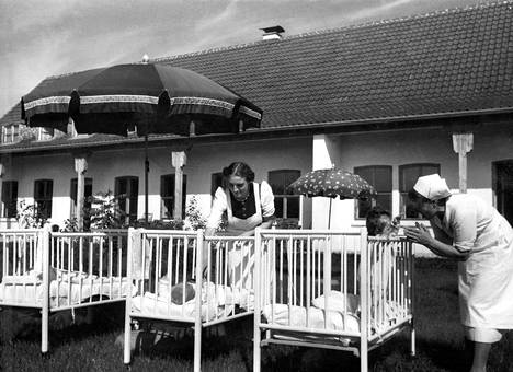Natsijohtaja, Saksan SS-joukkojen ylipäällikkö Heinrich Himmler perusti vuonna 1935 Lebensborn-järjestön, joka muun muassa ylläpiti aviottomille naisille äitiyskoteja. Niihin pääsivät aluksi vain sellaiset, jotka pystyivät osoittamaan ”rodullisen puhtautensa”. – Kuva on otettu vuonna 1940 Steinhöringin äitiyskodissa lähellä Münchenia. Se avattiin elokuussa 1936, jolloin paikkoja oli 30 äidille ja 55 lapselle.