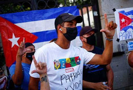 Kuubalaiset mielenosoittajat tekivät vapauden merkkejä hallituksen vastaisessa mielenosoituksessa maanantaina.