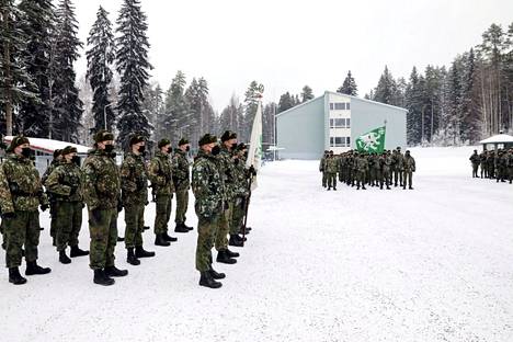 Puolustusvoimat keskeytti koronarajoitusten purkamisen tiistaina. Kuvassa Maavoimien komentajan vaihtokatselmus Mikkelissä 30. joulukuuta 2021. 