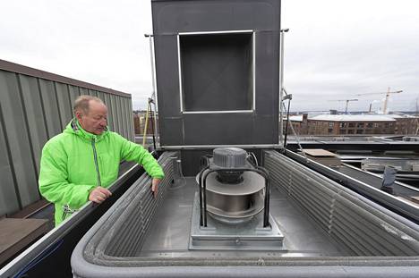 Taloyhtiön katolla ilmanvaihdon lämmöntalteenottoa esittelee yhtiön hallituksen puheenjohtaja Pertti Vesterinen. Energiatehokkuuskorjaukset ovat pudottaneet yhtiön hiilijalanjälkeä 94 prosenttia.