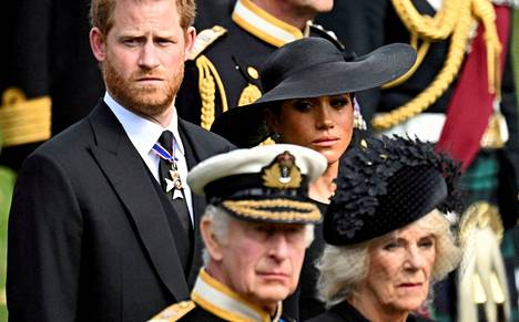 Harry ja Meghan osallistuivat syyskuussa kuningatar Elisabetin hautajaisiin 19. syskuuta 2022. Etualalla kuningas Charles ja kuningatar Camilla.