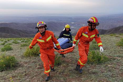 Pelastustyöntekijät etsivät juoksijoita vuoristossa lähellä Baiyinin kaupunkia.