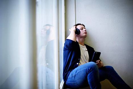 Bruno Rantala, 14, kuuntelee musiikkia kännykästä langattomilla kuulokkeilla. ”Yleensä kuuntelen Spotifyn top 50-listoja tai Loopin nettiradiota.”