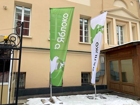 In the courtyard of the headquarters of the Moscow branch of the Jabloko party, a party flag with a dove of peace printed on it flies.