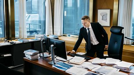 Norjan keskuspankin varapääjohtaja Egil Matsenin, 50, työhuonessaan. Öljyrahasto on Matsenin vastuualuetta.