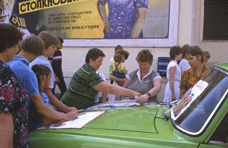 Arpajaislippujen myyntiä kadulla Moskovassa 1985.
