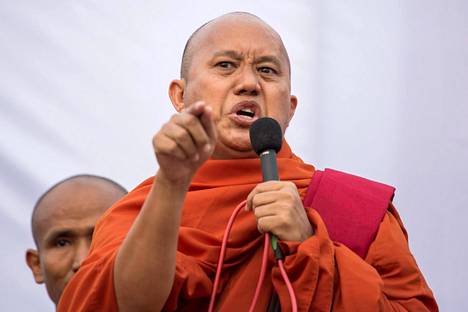 Buddhalaismunkki Aishin Wirathu on lietsonut vihaa Myanmarin rohingyamuslimeja vastaan jo pitkään, mutta hänet tunnetaan myös maan sotilashallinnon vankkumattomana kannattajana.