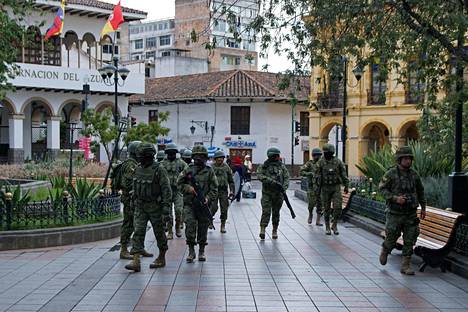 Soldados en las calles de Cuenca el martes.