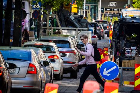 Autoilijat jonottivat Helsingissä Pohjoisesplanadilla tiistaina. Jos jakeluvelvoitteesta luovuttaisiin, liikenteen päästöjä pitäisi yrittää leikata muilla keinoin, kuten esimerkiksi autoilua vähentämällä.