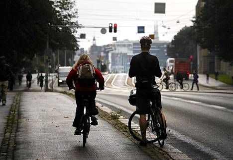 Helsingissä pyöräilykypärät ovat ahkerassa käytössä. Kuva Mannerheimintieltä.