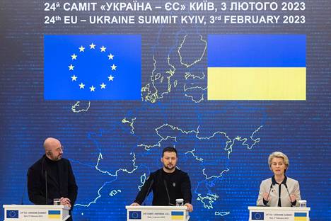 Eurooppa-neuvoston puheenjohtaja Charles Michel (vas.), Ukrainan presidentti Volodymyr Zelenskyi ja EU-komission puheenjohtaja Ursula von der Leyen viime viikolla Kiovassa järjestetyssä EU-Ukraina -huippukokouksessa.