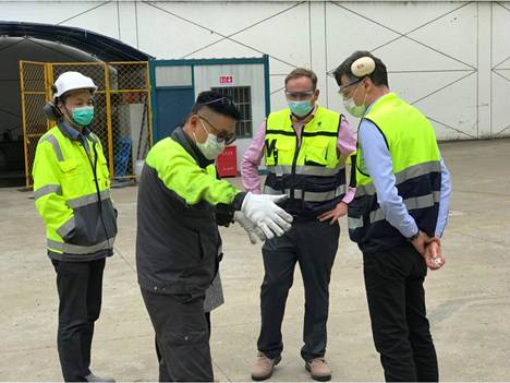 Petteri Kalela (toinen oikealta) UPM:n Changshun tehtaalla maaliskuussa 2020.