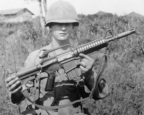 Amerikkalaissotilas Vietnamissa lokakuussa 1967. Hänen kädessään on AR-15-rynnäkkökivääri. Lastentautien korjaamisen jälkeen kiväärityypistä kehittyi aseharrastajien parissa ikoninen asemalli.