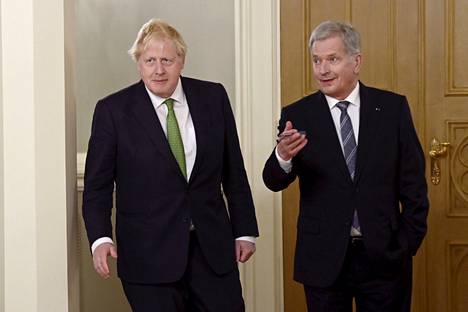 Britannian pääministeri Boris Johnson oli Suomen ja Ruotsin turvatakuissa asiantuntijan mukaan poliittisen takuumiehen roolissa. Kuvassa Johnson on presidentti Niinistön vieraana Helsingissä Presidentinlinnassa 11. toukokuuta 2022. 
